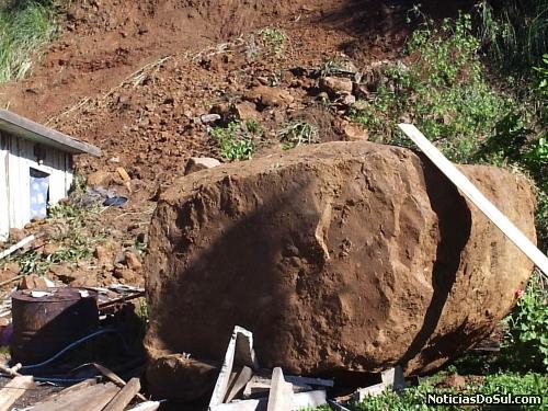 Pedra de despencou da encosta (Foto: João Canisio Hoffmann)