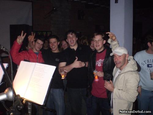 Grupo de amigos no pub (Foto: Atelier do Sabor)