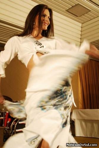 Camila durante um show de talentos (Foto: Site Miss RS 2008)