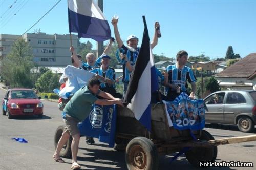 Colorados puxando a carroça (Foto: PhotoArte)