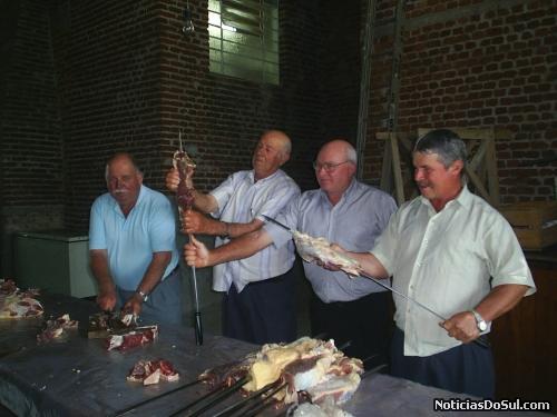 Os churasqueiros (Foto: Bernardino)