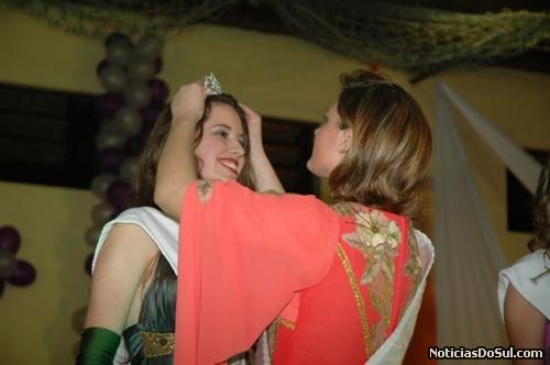 E eis que é anunciada a nova rainha, Patrícia Hannauer, que é coroada por Dávera, Rainha de 2005/2006 (Foto: PhotoArte)