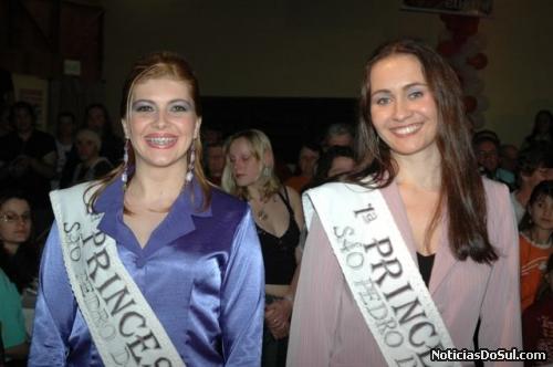 As princesas foram homenageadas no baile (Foto: PhotoArte)