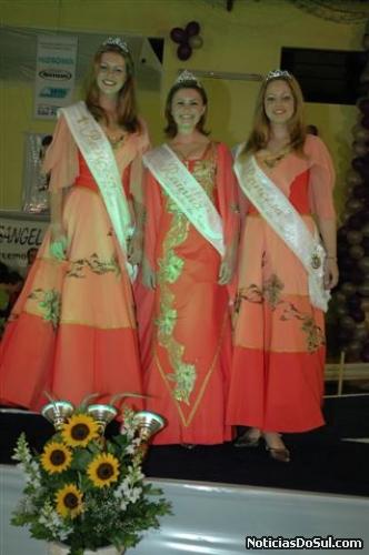 As soberanas de 2005 Dávera, Evelyn e Carine entregaram a faixa (Foto: PhotoArte)