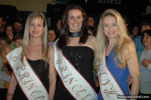 Homenagem as ex-soberanas de São Pedro da Serra (Foto: PhotoArte)