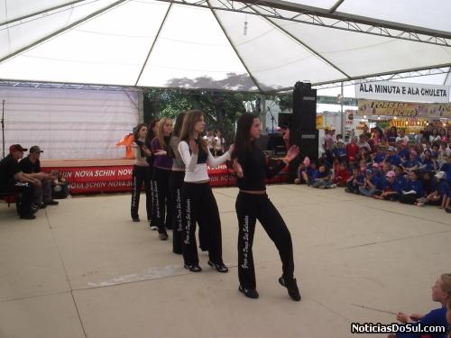 Grupo de dança da EEEM São Salvador (Foto: Expressão Regional)