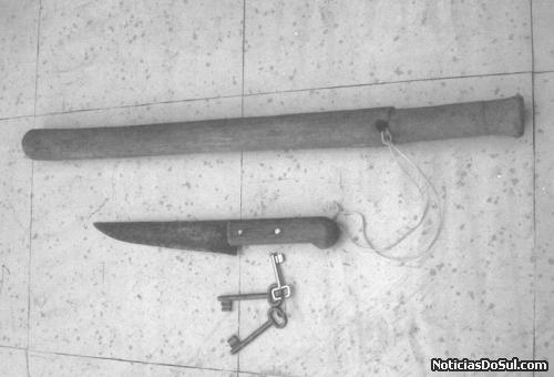  Porrete e faca usada no crime (Foto: Polícia de Salvador do Sul)