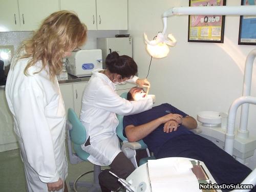 Fazendo exame bucal (Foto: Divulgação Pref. S.Vendelino)