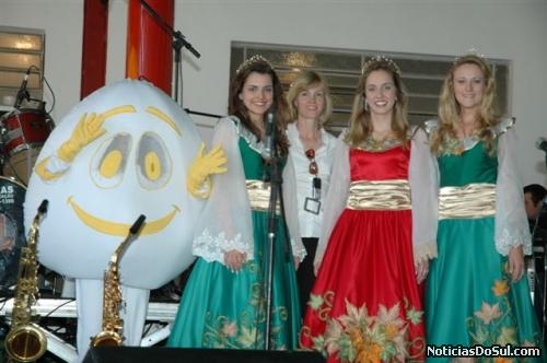 Soberanas com a presidente da Festur, Luciane Becker e o mascote da festa, Gemadinha (Foto: PhotoArte)