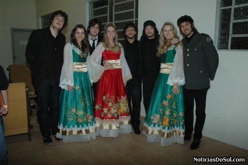 Thaíne, Miquele e Michele com a banda Cachorro Grande (Foto: PhotoArte)