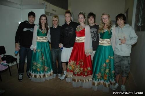 Soberanas com a banda NxZero (Foto: PhotoArte)