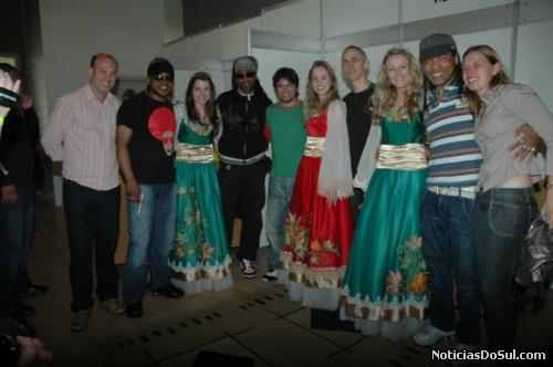 Soberanas com a banda Papas da Língua, o prefeito Volnei e a primeira-dama Luana (Foto: PhotoArte)