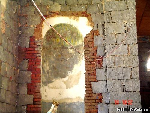 Uma das janelas percebe-se os reparos feitos em 1962 (Foto: V Danieli)