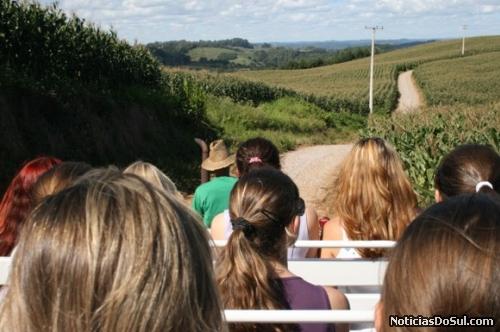 candidatas passeiam de carretão (Foto: Cassiane)