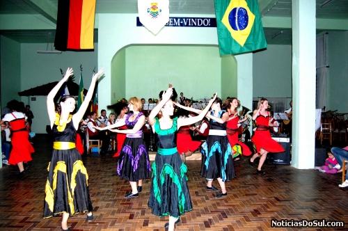 grupo de danças faz sua apresentação (Foto: Bernardino)