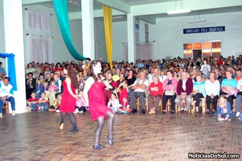 D anças acompanham a orquestra (Foto: Bernardino)