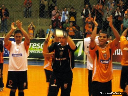 Sinoê, Bilica e Dionizio agradecem o grande apoio da torcida (Foto: Fábio Prina)