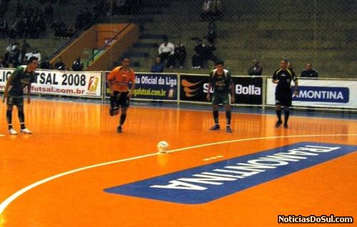 Goda corre para bater o penalti que deu a ACBF seu terceiro gol na partida (Foto: Fábio Prina)