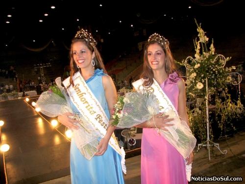 Diana Fachineli e Juliana Cichelero felizes agradecem (Foto: romildo)