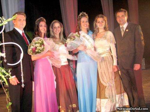 Presidente do festiqueijo e o prefeito e com as atuais e e anteriores Senhorita Festiqueijo e Dama de Companhia (Foto: romildo)