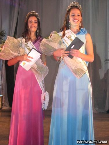 Diana e Juliana carregadas de brindes por sua escolha (Foto: romildo)