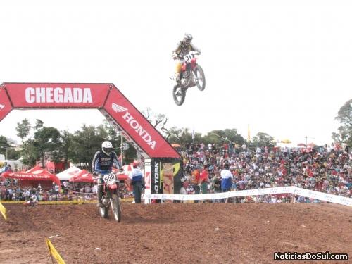 Saltos espetaculares agradaram o publico (Foto: romildo)