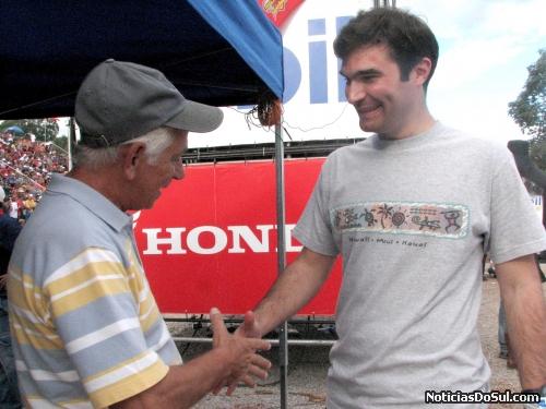 Frederico sauda o Armando Guzzo (Foto: romildo)