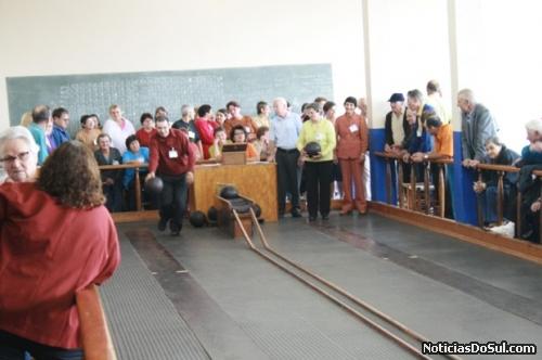 IDOSOS NO JOGO DE BOLÃO (Foto: Cassiane)