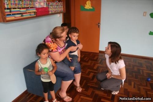 Prefeita com as crianças (Foto: cassiane)