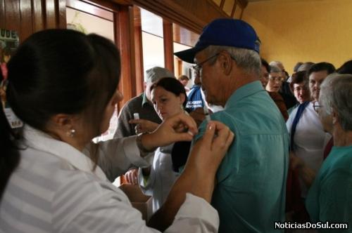 Idosos são vacinados (Foto: cassiane)