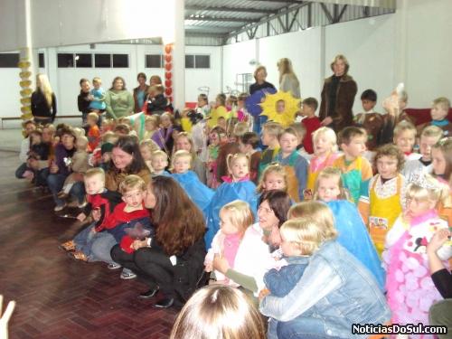 assistindo apesentações (Foto: juares)