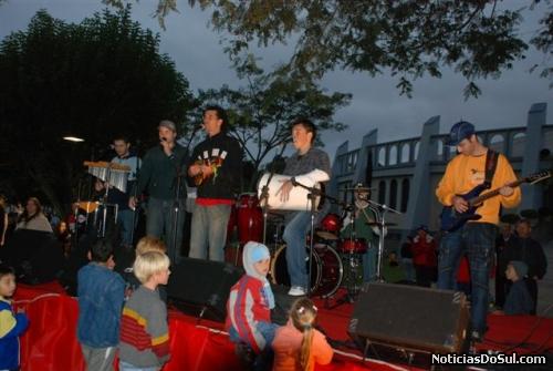 Banda Puracaso tocou na reinaugração (Foto: PhotoArte)