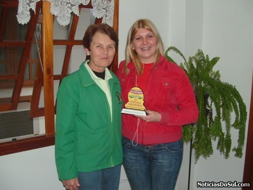 Diretora da Escola Rui Barbosa recebe o troféu (Foto: Cleo M Meurer)