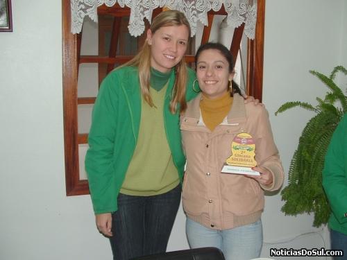 Representabte da ONG UTI, receb o troféu (Foto: Cleo M Meurer)