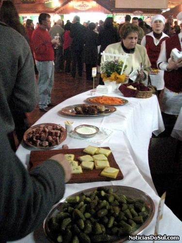 Alegria para os que degustam da farta alimentação e ainda possuem vinho e queijo à vontade (Foto: romildo)