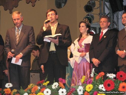 Pastor Alex e Padre Jadir pedem as bençãos de Deus sofre todos, os participantes (Foto: romildo)