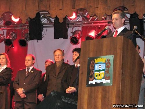 o presidente Ivanor Pradela manifesta-se (Foto: romildo)