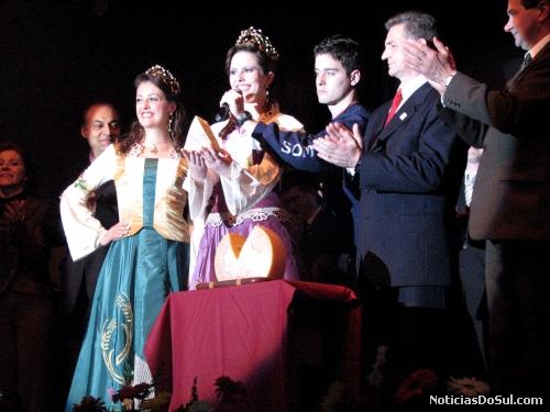 Senhorita Festiqueijo e dama de Companhia abrem oficialmente o festival gastronômico (Foto: romildo)