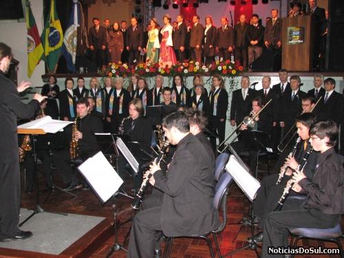 Orquestra e Coral, responsáveis pelos Hinos Naciona, Rio Grande e de carlos Barbosa (Foto: romildo)