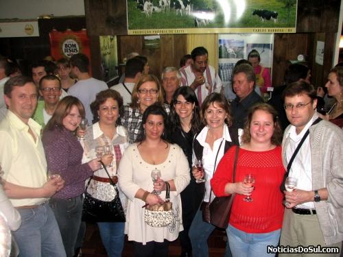 Grupos de visitantes festejam e se alghram com as delícias do festiqueijo (Foto: romildo)