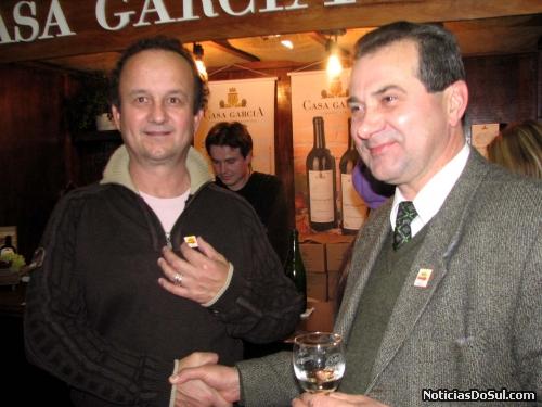 João carlos Zandoná faz questão de exibir o bótão do Festiqueijo (Foto: romildo)