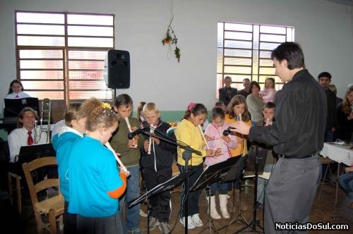 Os pequenos flautistas durante sua apresentação (Foto: romildo)