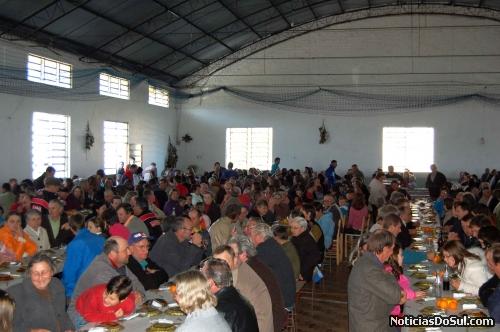 Os centenas de participantes confraterniza (Foto: romildo)
