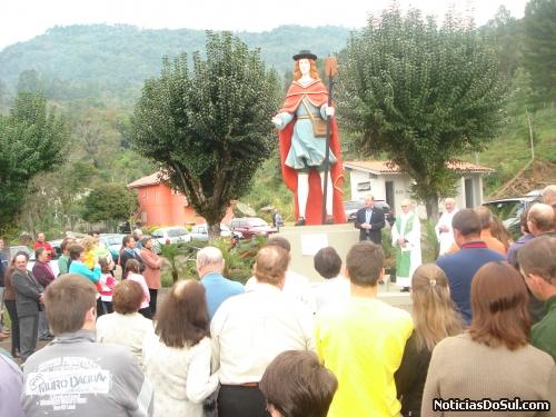 População prestigia a inauguração da imagem de São vendelino (Foto: Divulgação)