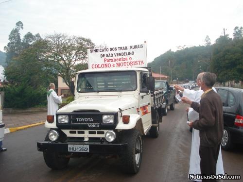 veículos são abençoados pelo vigário (Foto: divulgação)