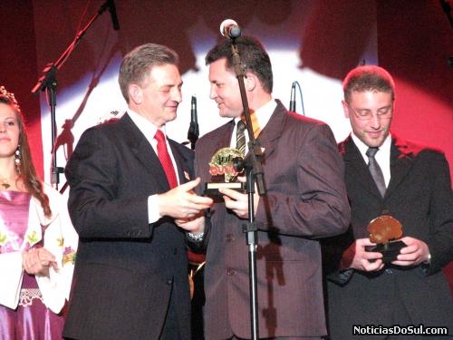 Presidente e vice do Festiqueijo, sentem a emoção da despedida no encerramento do evento (Foto: romildo)