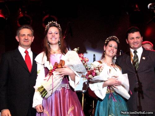 O Presidente, Senhorita Festiqueijo, dama de Companhia e o Vice despendem-se (Foto: romildo)