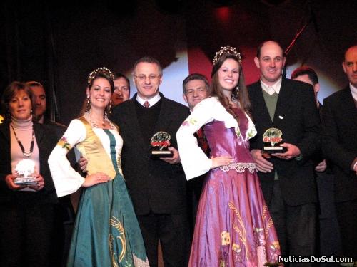 Colaboradores recebem aa homenagem atrvés da Senhorita Festiqueijo e Dama de Companhia (Foto: romildo)