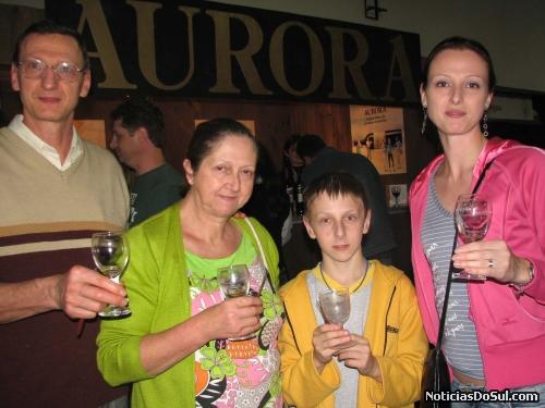 Família caxiense preferiu a "van", para vir ao festiqueijo (Foto: romildo)