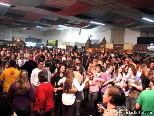 Público participa ativamente com a música (Foto: romildo)